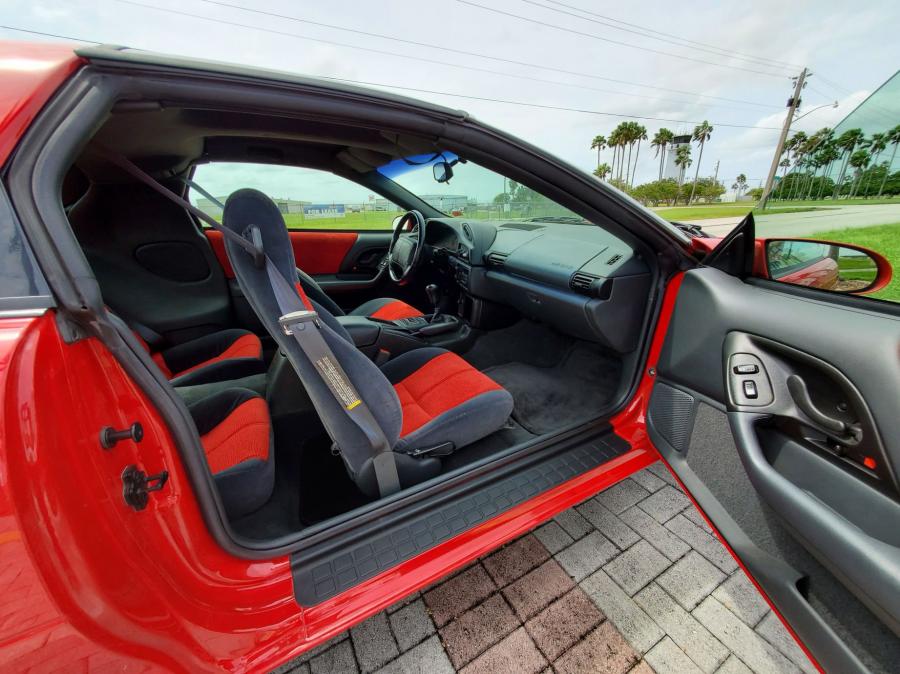 Интерьер Chevrolet Camaro SS (1710) 1996 года  (фото 66 из 101)